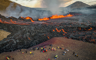 Turismo volcánico: PLAY sortea vuelos a Islandia y un paseo en helicóptero para ver el volcán Fagradalsfjall en erupción